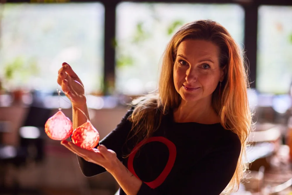 Jitka Hvězdová tvoří z odpadu vánoční ozdoby i šperky. Díky 3D tisku