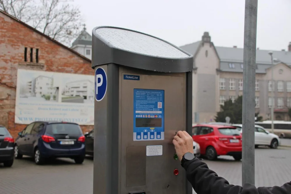 Ve Dvoře Králové začnou fungovat nové parkovací automaty. Řidči budou platit kartou