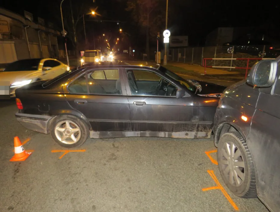 V Hradci Králové se konal tuning sraz. Osmnáctiletá řidička způsobila dopravní nehodu