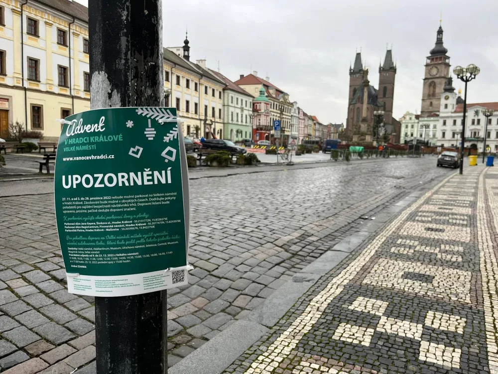 OBRAZEM: Na Velkém náměstí vrcholí přípravy na vánoční trhy. Auta musí oklikou