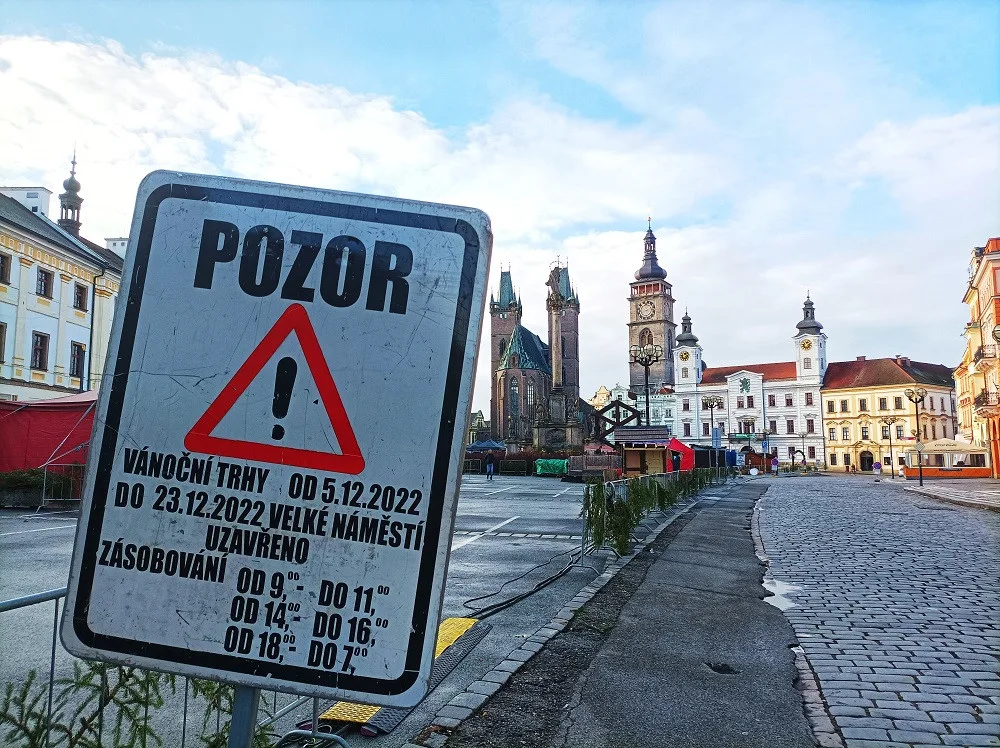 Rezidenti zaparkují na svých místech i během trhů, dušuje se hradecká radnice