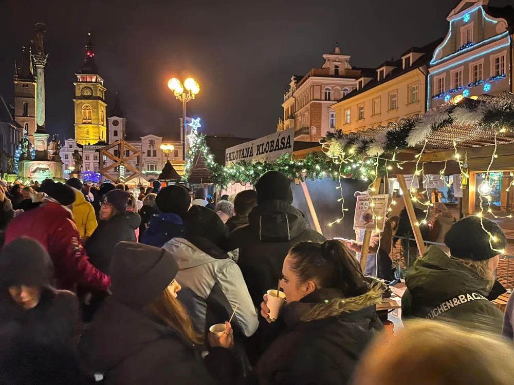 OBRAZEM: První víkend na vánočních trzích v Hradci Králové. Na náměstí se vystřídalo několik tisíc lidí