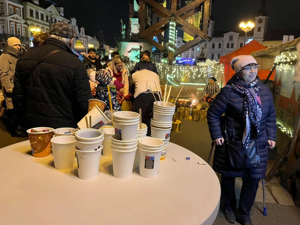 OBRAZEM: První víkend na vánočních trzích v Hradci Králové. Na náměstí se vystřídalo několik tisíc lidí