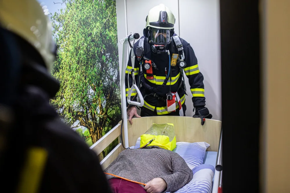 OBRAZEM: Hasiči nacvičovali evakuaci seniorcentra. Hořelo v koši na prádlo