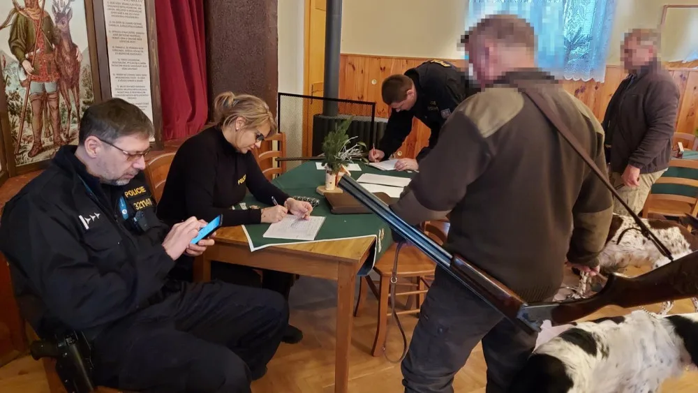 Myslivci vyrážejí do lesů. Na loveckou sezonu dohlíží policisté namátkovými kontrolami