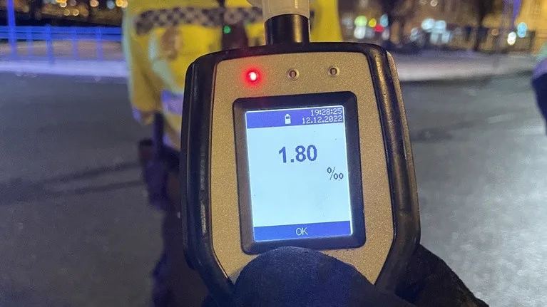 Řidič pod vlivem srazil mladou dívku. Po nehodě se chtěl napít vodky, kterou měl u sebe