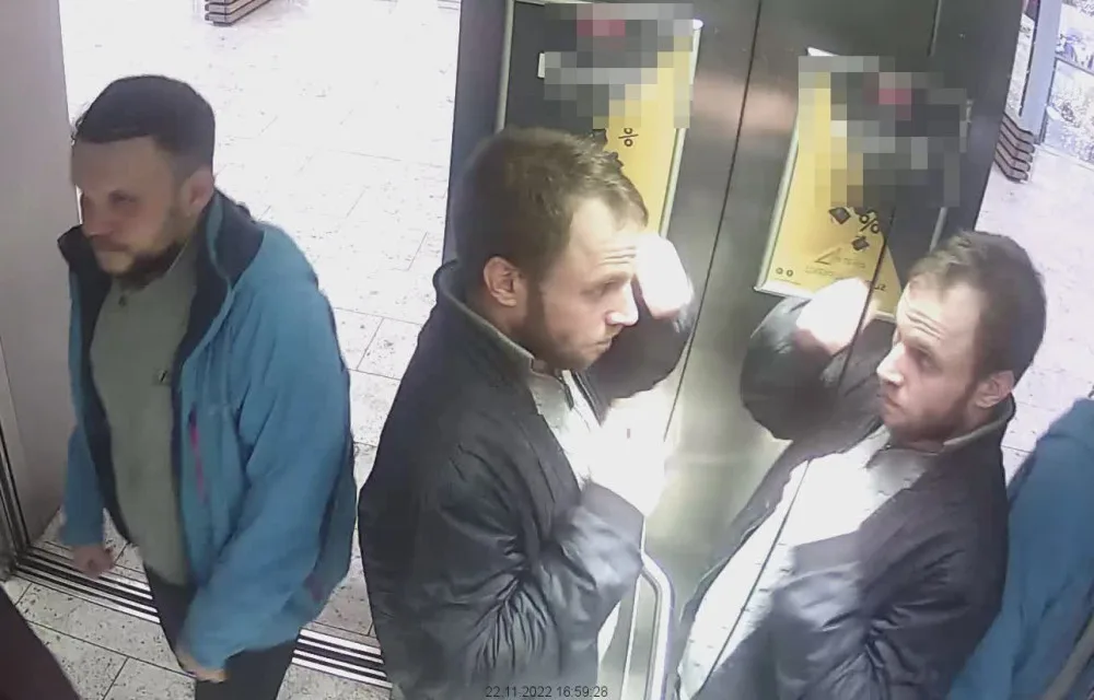 Policie pátrá po těchto dvou mužích. Mohou pomoct vyřešit řádění kapsáře v jednom obchodním domě