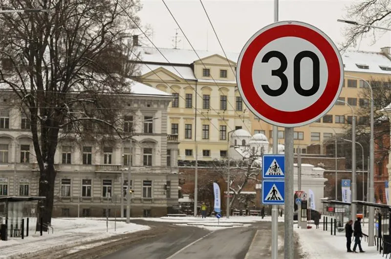 Na důležitou křižovatku Fortna v centru Hradce Králové se po přestavbě vrátila auta