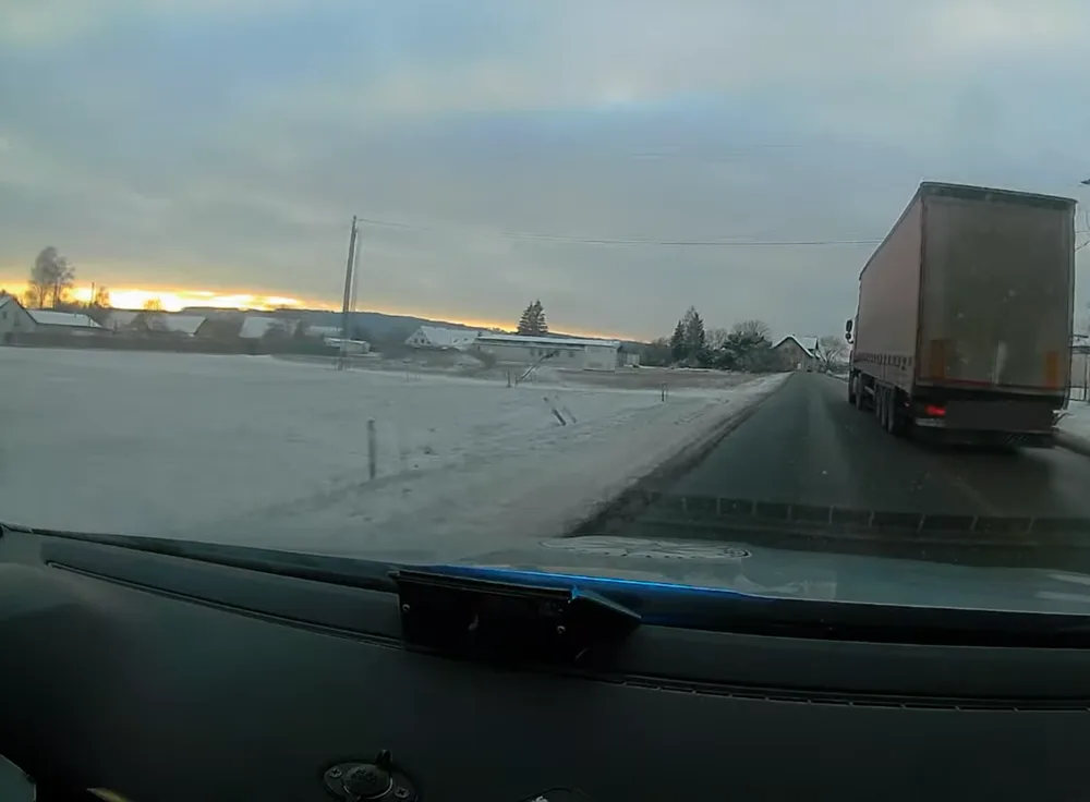 Cizinec za volantem kamionu kličkoval z pruhu do pruhu. Nadýchal skoro tři promile