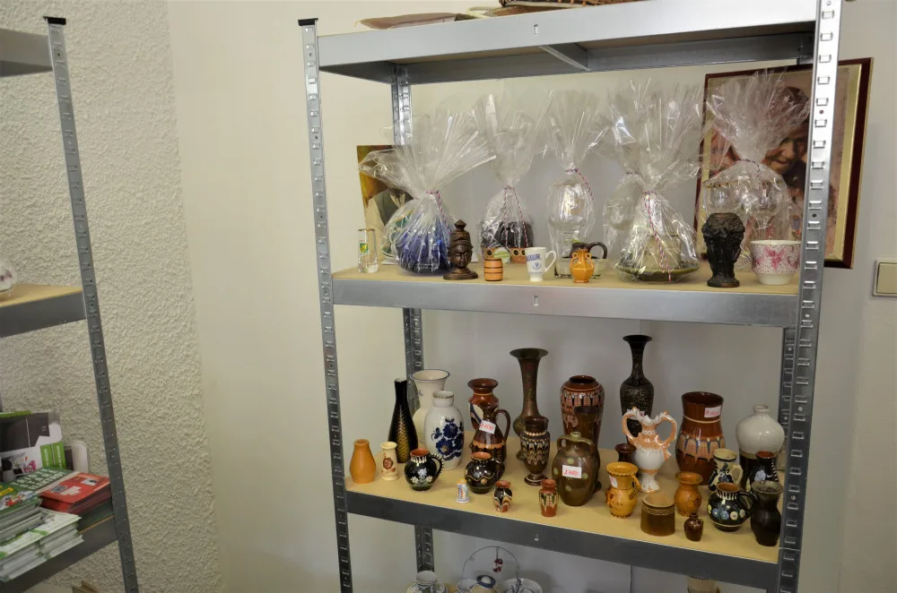 RE-USE point v Trutnově funguje rok. Z prodeje věcí se podařilo získat 40 tisíc pro útulek