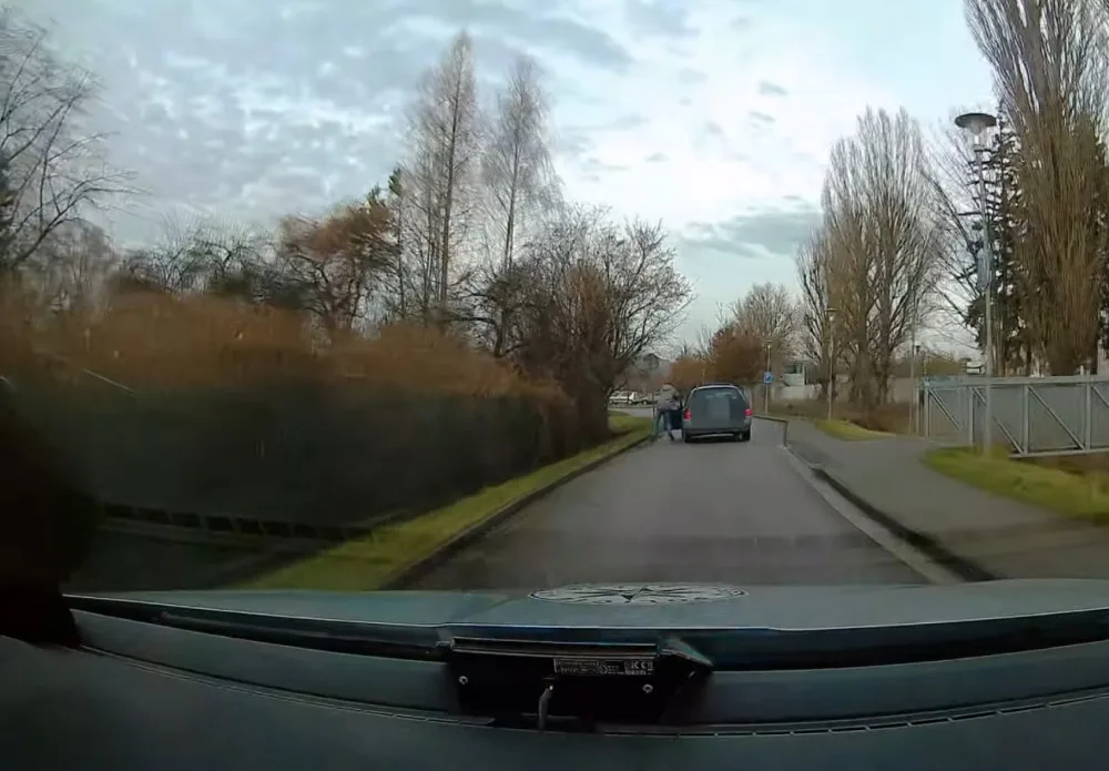 Během policejní honičky vyskočil řidič z jedoucího auta. Trik se mu nepodařil