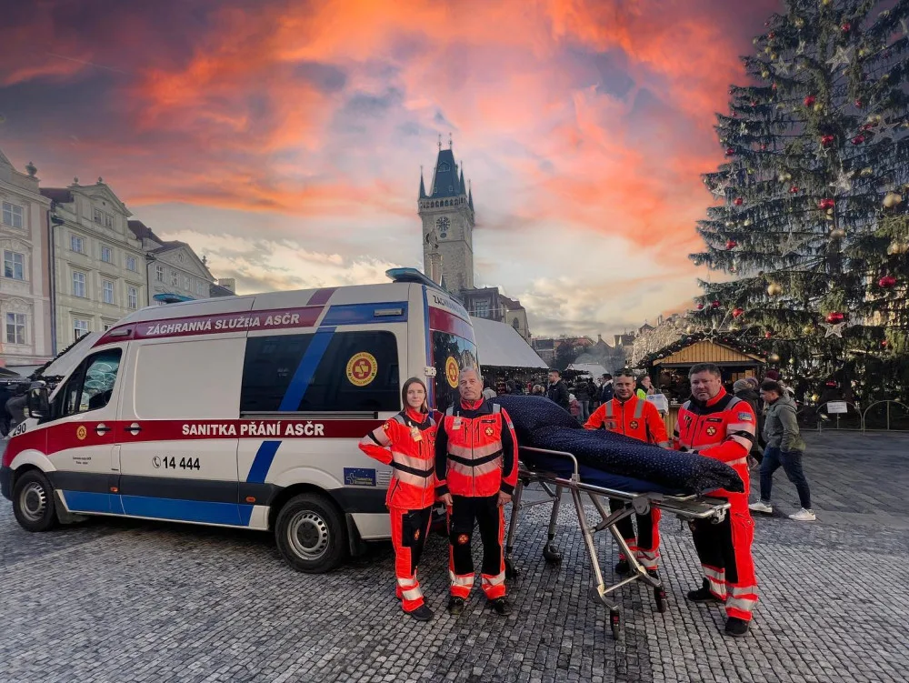 Začala fungovat sanitka, která plní přání. Nemocné bere na fotbal i na koncerty