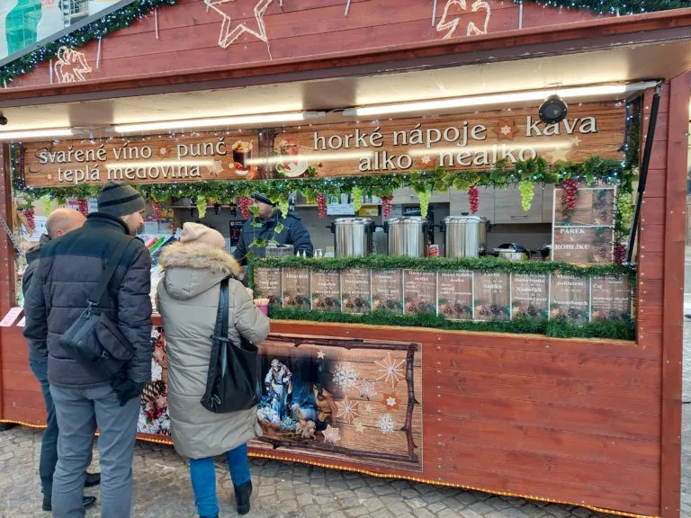 Stánkaři na vánočních trzích prodávali alkohol dětem. Zákon porušilo deset 11 prodávajících