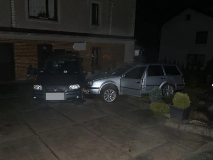 V opilosti řidič nezvládl zatáčku. Proletěl plotem, přerazil sloup a zastavil se o další auto.