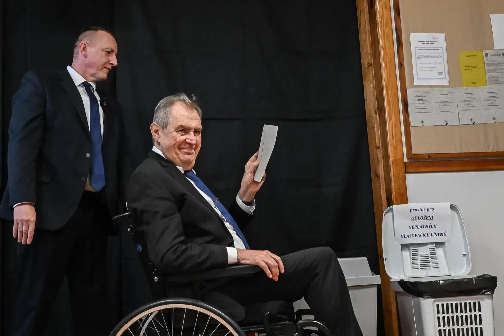 První den prezidentské volby je u konce. Svůj hlas odevzdala většina kandidátů i Zeman