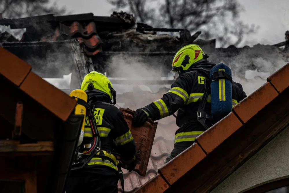 Plameny zničily podkroví domů v náchodské části Běloves, škoda jde do milionů