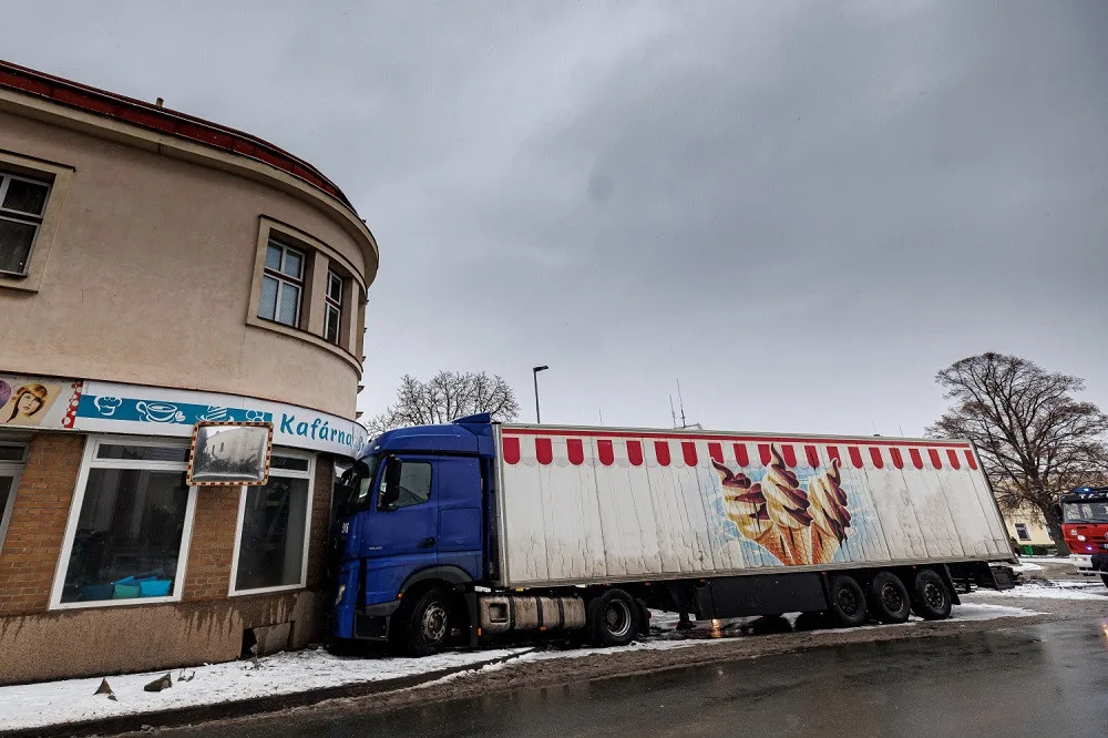 Kamion po nárazu do kavárny v Českém Meziřčí