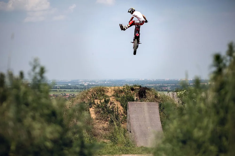 Martin Matějíček při moto trialu