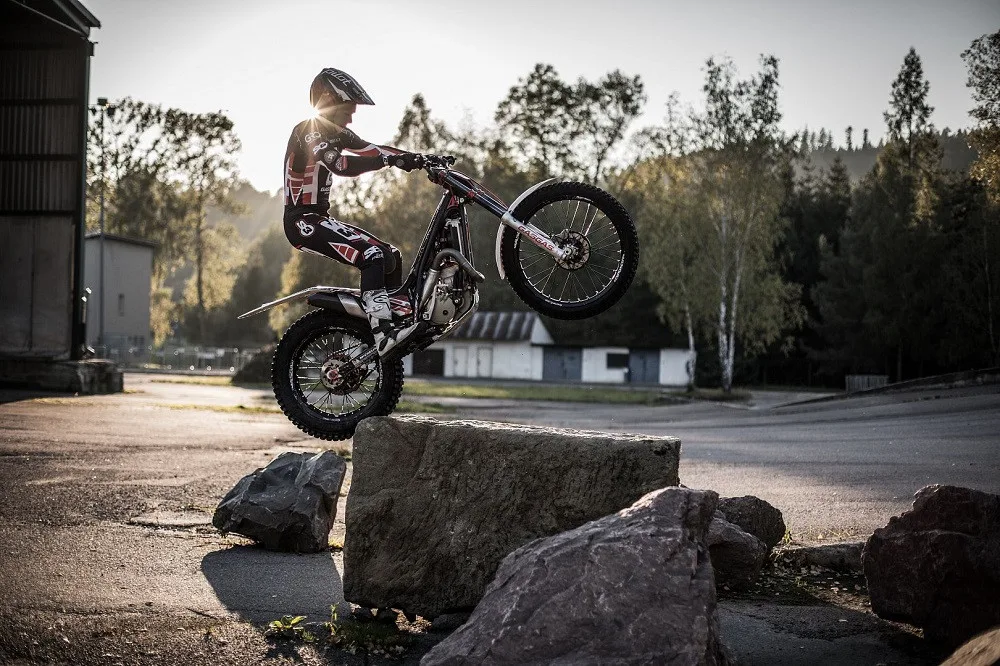 Martin Matějíček při moto trialu