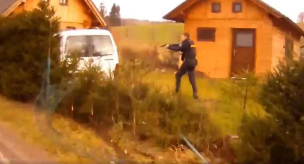 VIDEO: Nezastavil se ani před namířenou zbraní. Řidič se pokusil ujet, dvakrát naboural