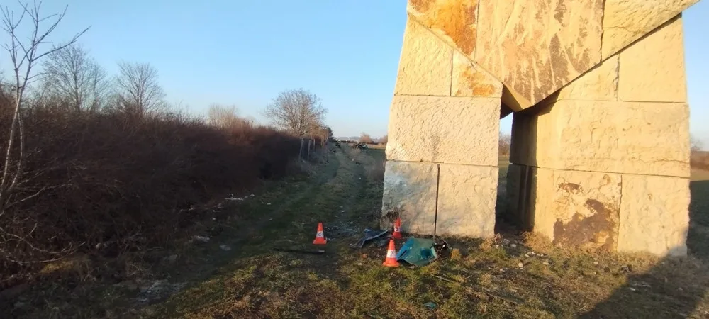 Auto vyletělo ze silnice a narazilo do pískovcového trpaslíka. Z vraku se řidič dostal sám
