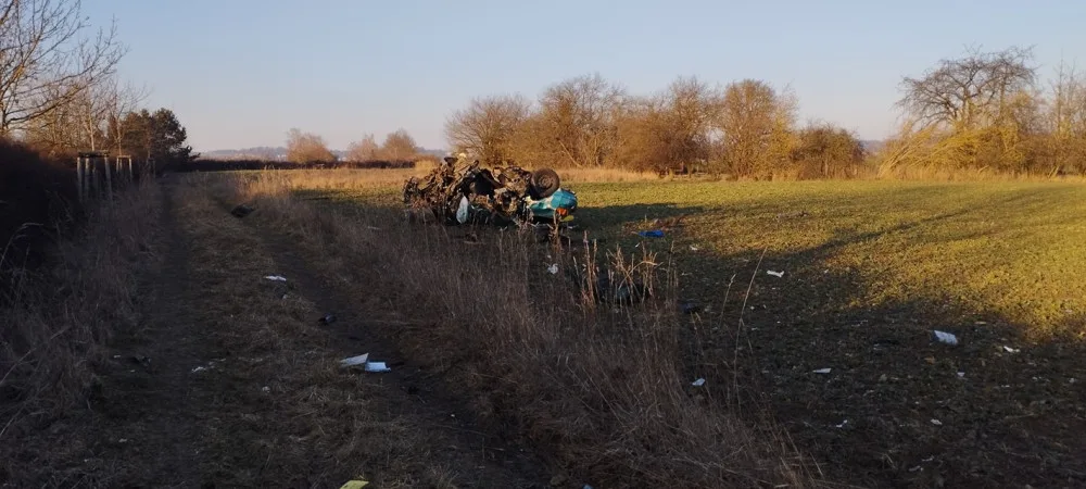 Auto vyletělo ze silnice a narazilo do pískovcového trpaslíka. Z vraku se řidič dostal sám