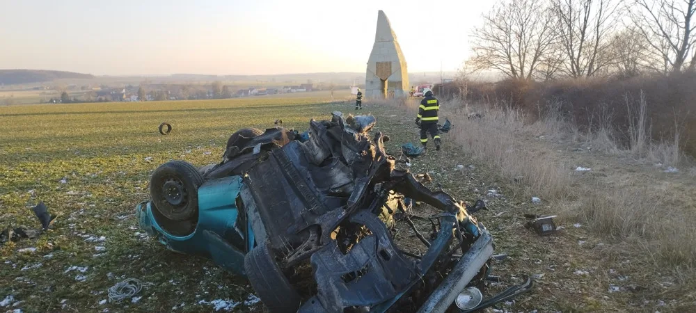Auto vyletělo ze silnice a narazilo do pískovcového trpaslíka. Z vraku se řidič dostal sám