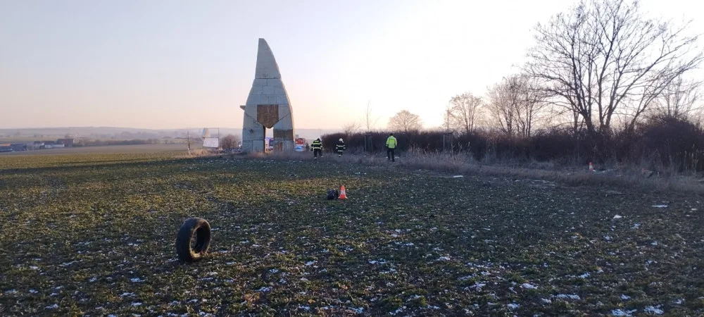 Auto vyletělo ze silnice a narazilo do pískovcového trpaslíka. Z vraku se řidič dostal sám