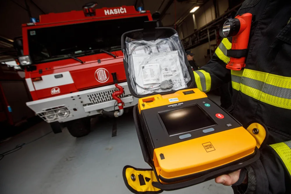 Hasičské cisterny v hradeckém kraji vybavilo hejtmanství automatickými externími defibrilátory.