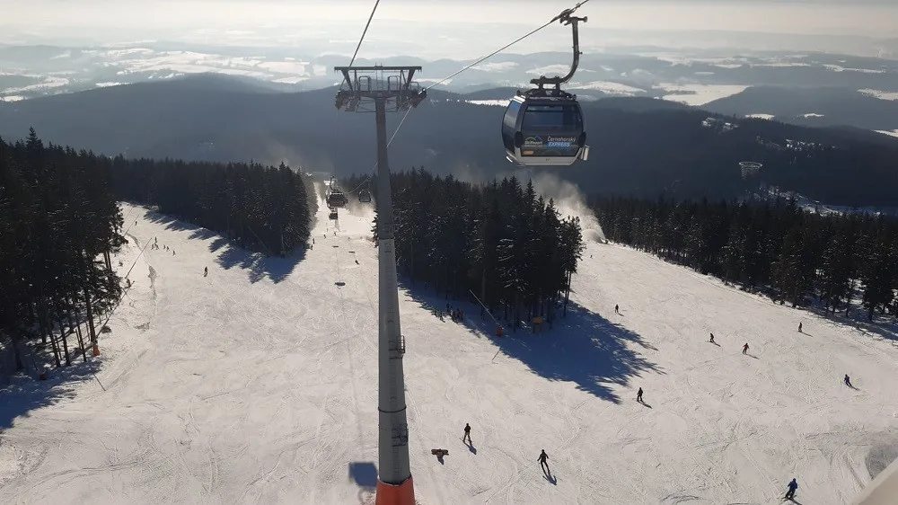 Skiareály v Královéhradeckém kraji lákají na osmdesát kilometrů sjezdovek