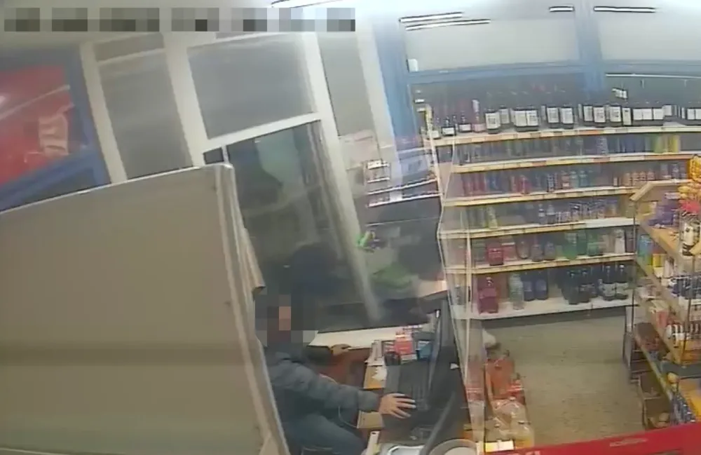 Dvojice mužů se zbraní v ruce vykradla večerku. Policie zveřejnila záběry z bezpečnostní kamery.