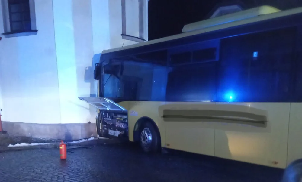 Na Náchodsku narazil autobus do kostela, několik lehce zraněných