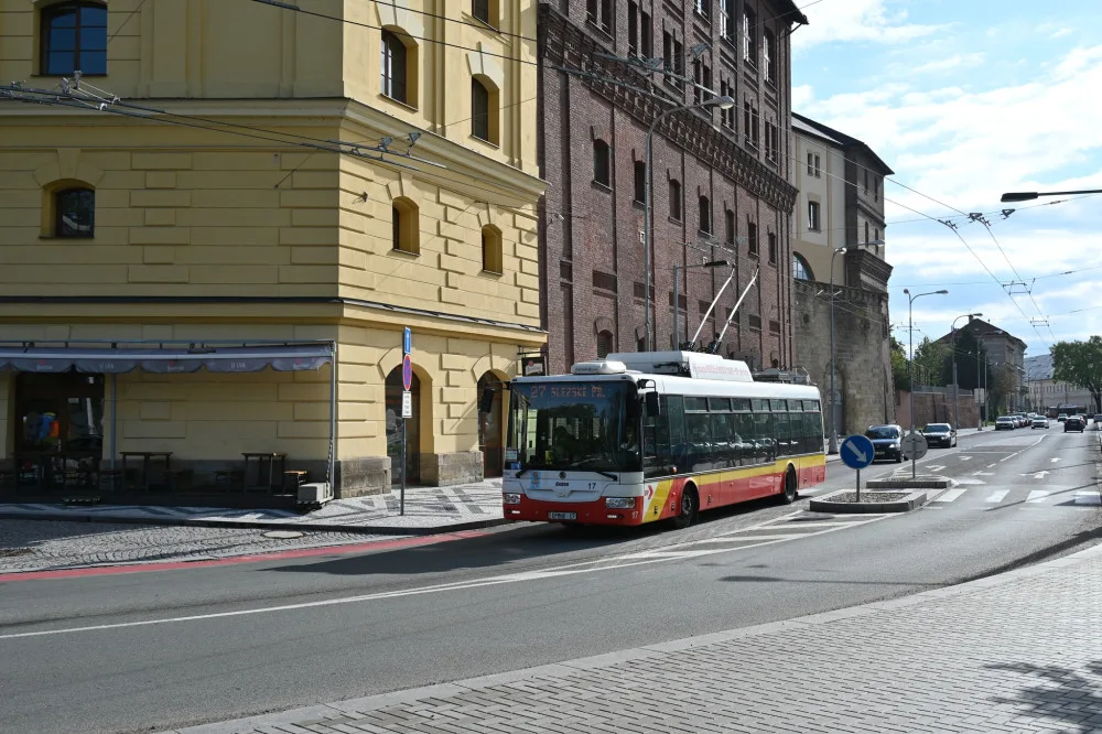 Havárka kanalizace v centru Hradce poslala trolejbusy na objízdné trasy