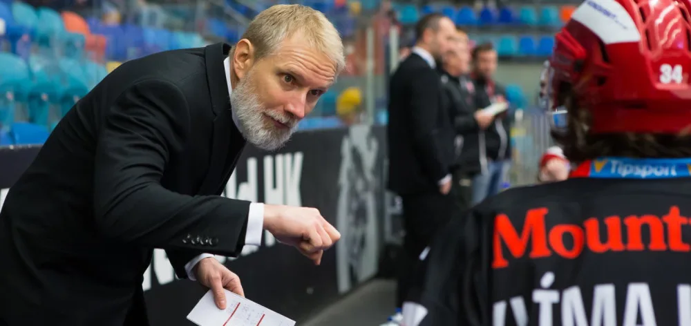 Hokejisty extraligového Hradce Králové povede i nadále kouč Tomáš Martinec.