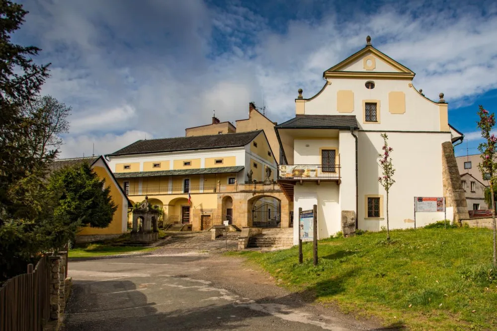 Muzeum ve Dvoře Králové nad Labem je kvůli vlhkosti zavřené. Město ho dá opravit.
