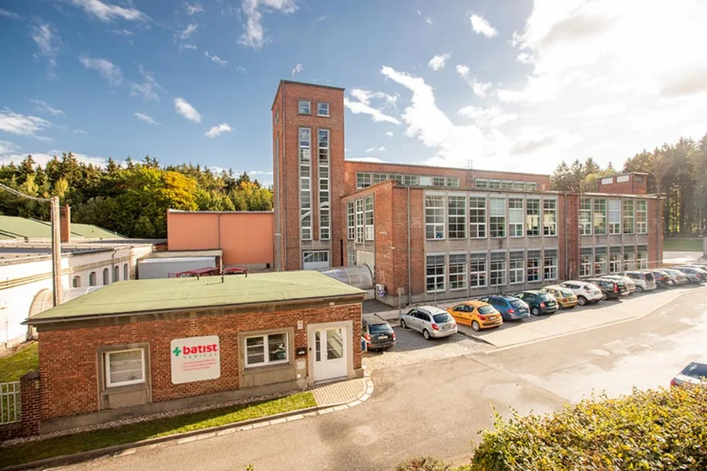 Soud povolil reorganizaci výrobci zdravotnických materiálů Batist