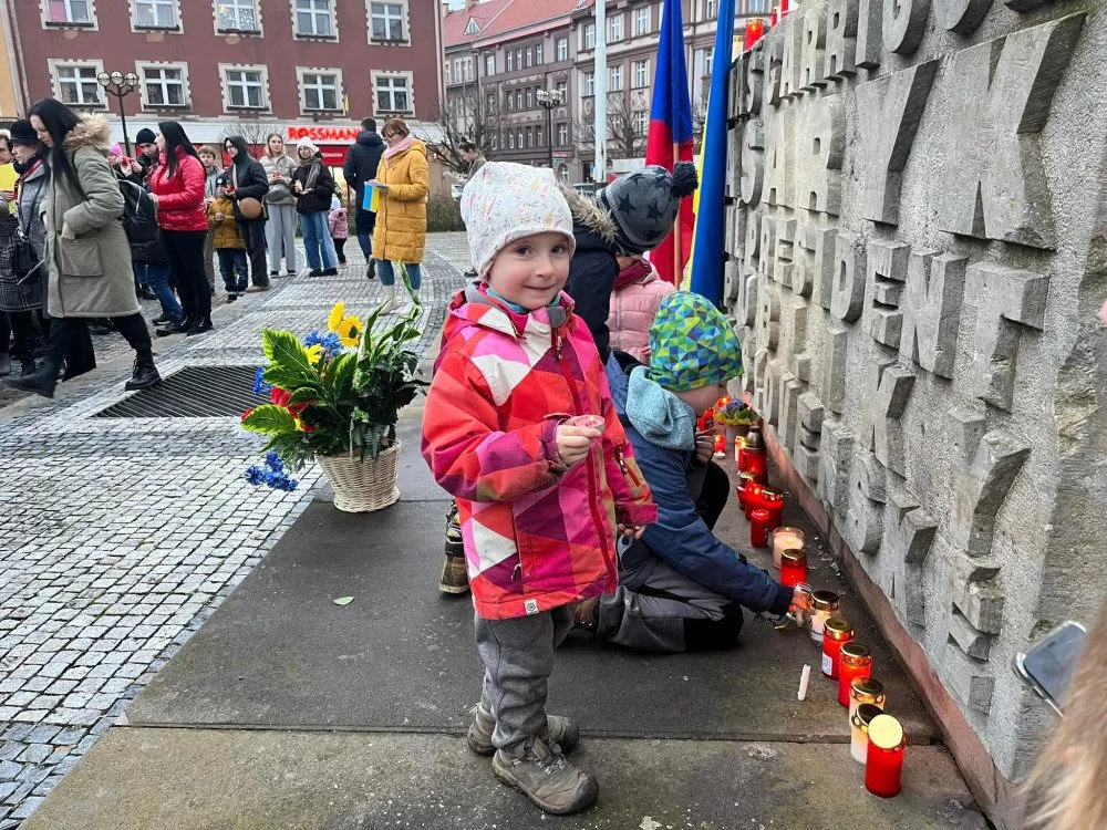 Slzy, smutek a naděje. Jak vypadalo tiché uctění obětí války na Ukrajině v Hradci Králové?