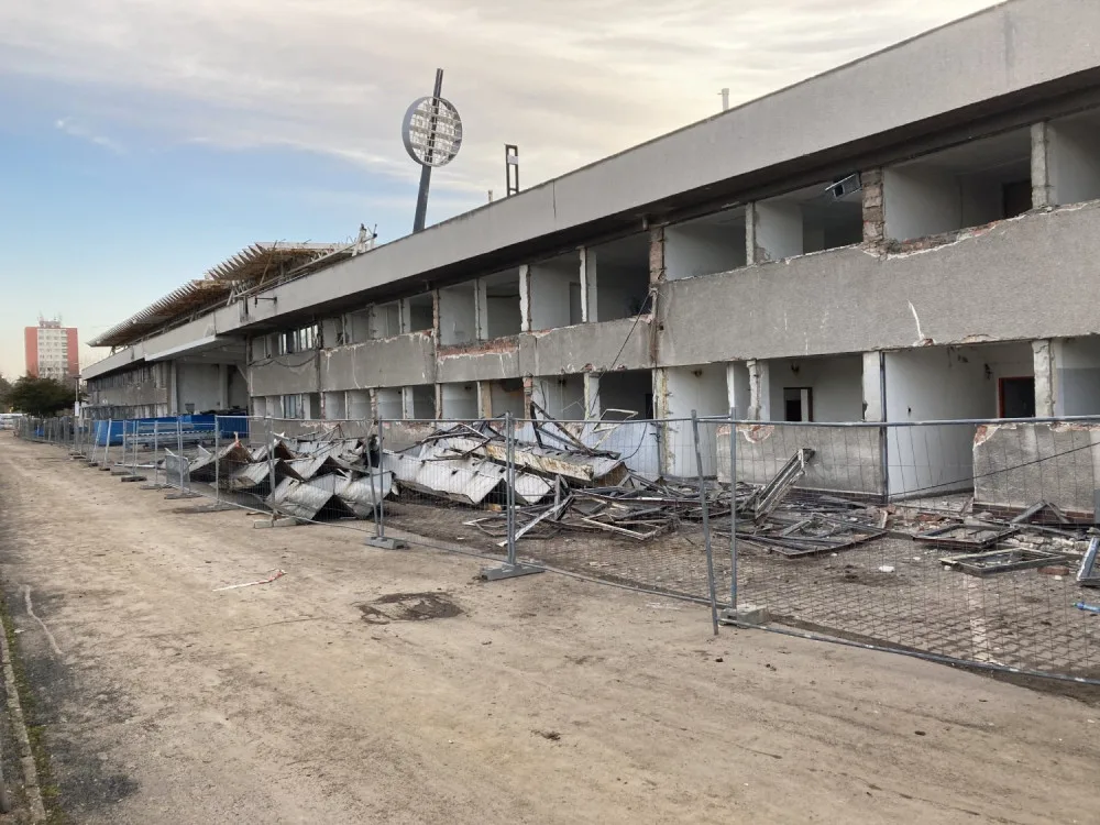 Na fotbalovém stadionu v Hradci Králové začala demolice staré východní tribuny