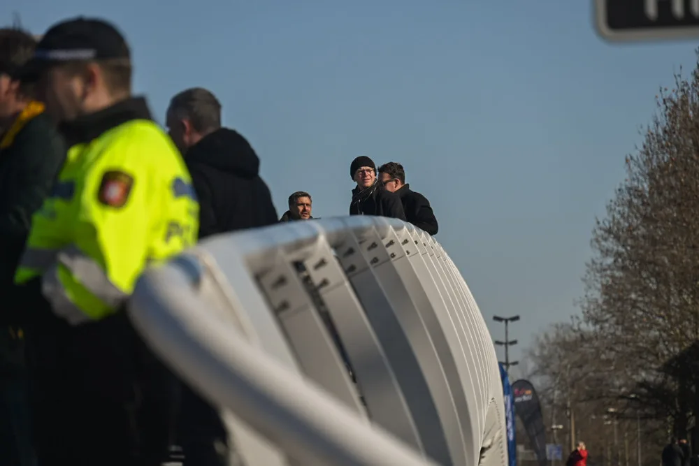Jak udržovat novou lávku přes Labe v zimě? Klasický posyp ji poškodí, ve hře je ruční zametání