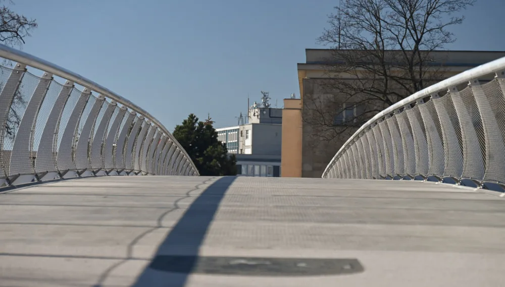 Jak udržovat novou lávku přes Labe v zimě? Klasický posyp ji poškodí, ve hře je ruční zametání