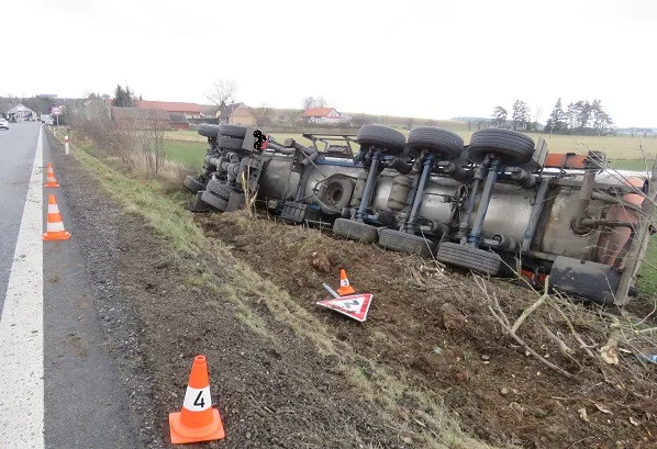 Nezpevněná krajnice stála řidiče cisternu. Škoda se dostala na částku přes 2,5 milionu korun