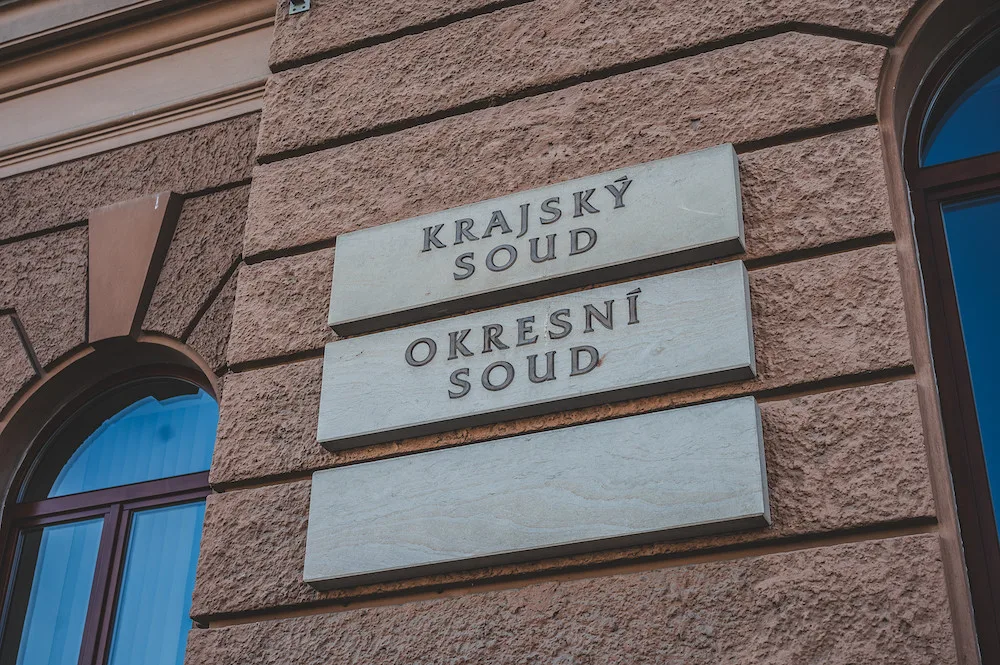 Hradecký soud dal Ukrajinci 15 let vězení za pokus o vraždu těhotné bývalé přítelkyně