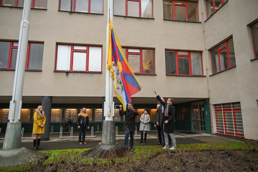 Tibetskou vlajku vyvěsily v hradeckém kraji desítky radnic včetně Hradce Králové