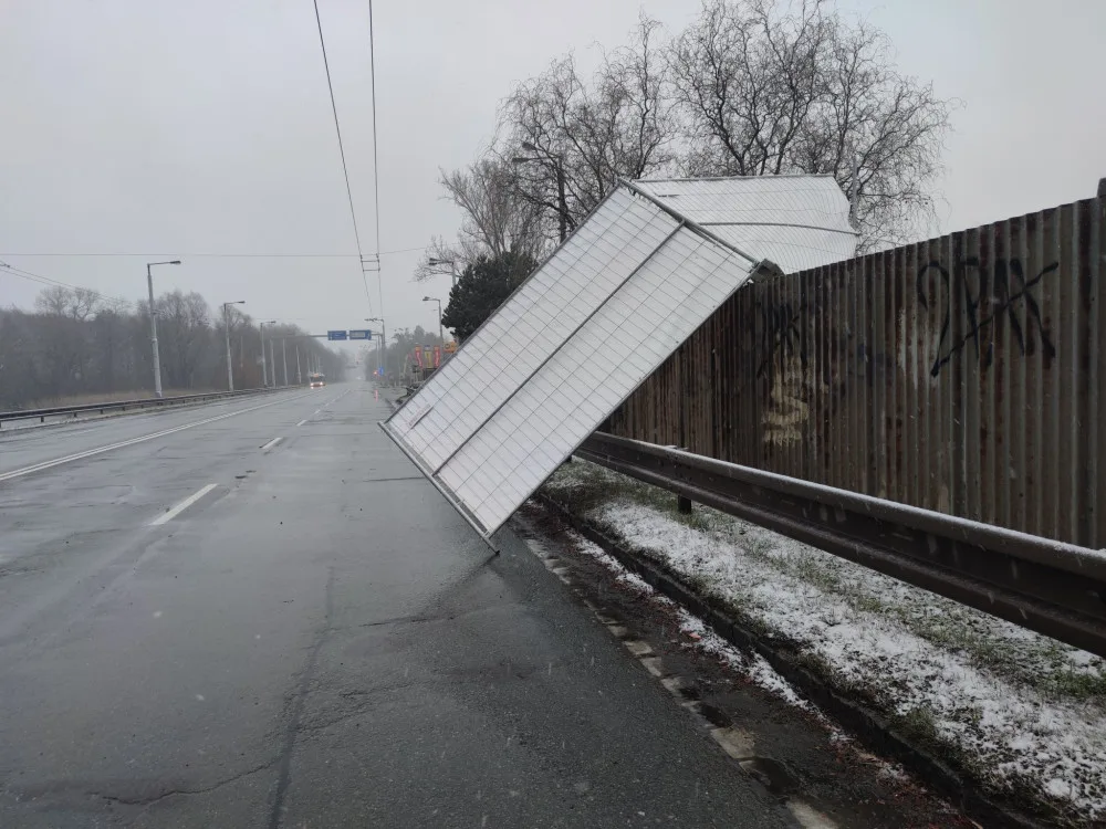 Silný vítr komplikoval dopravu i dodávky elektřiny. Bez proudu bylo 900 domácností.