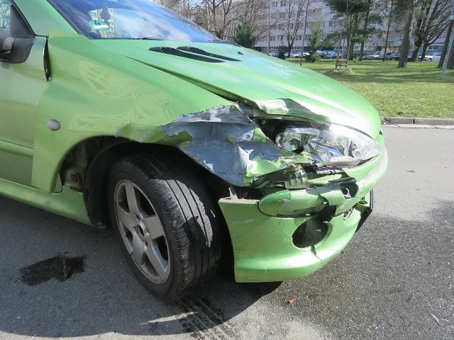Policie řeší opilce za volantem. Jeden naboural pět aut a skončil na záchytce