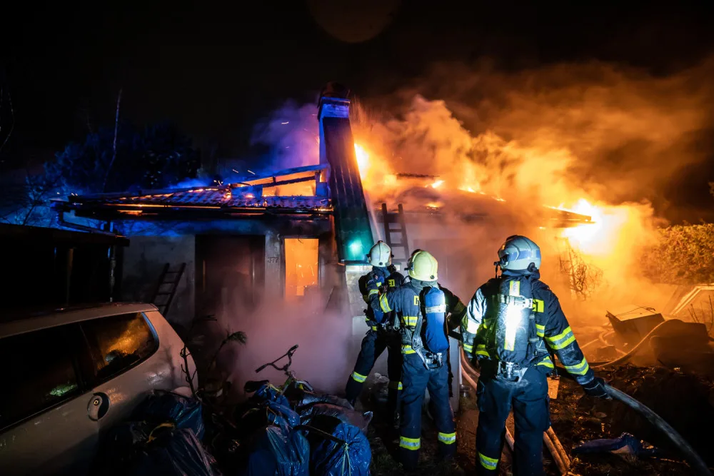 Sirény hasičů zkomplikovalo usínání lidem v Náchodě Bělovsi, hořel tam rodinný dům