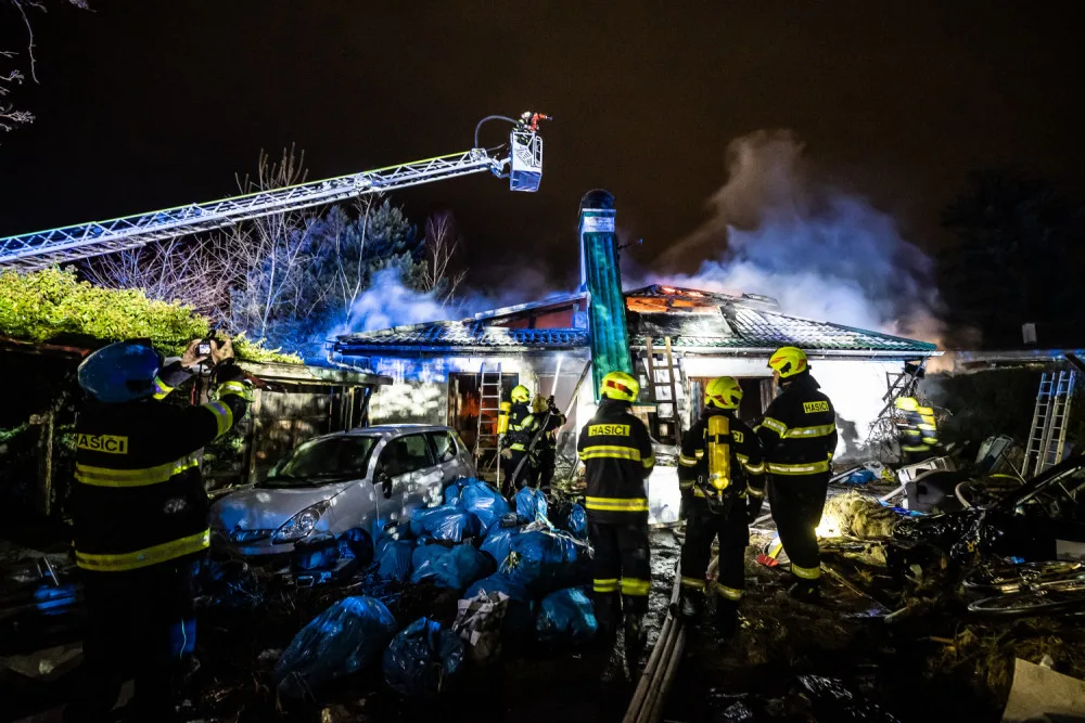 Sirény hasičů zkomplikovalo usínání lidem v Náchodě Bělovsi, hořel tam rodinný dům