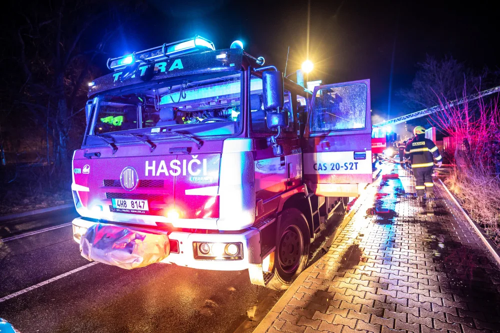 Sirény hasičů zkomplikovalo usínání lidem v Náchodě Bělovsi, hořel tam rodinný dům