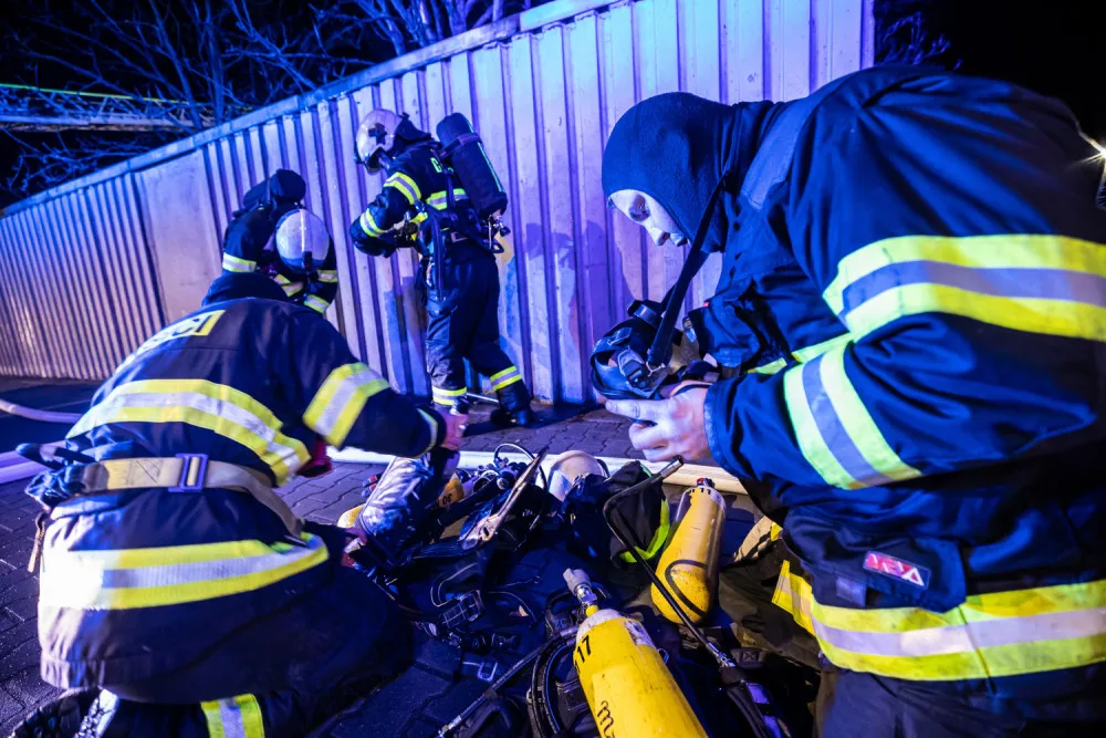 Sirény hasičů zkomplikovalo usínání lidem v Náchodě Bělovsi, hořel tam rodinný dům
