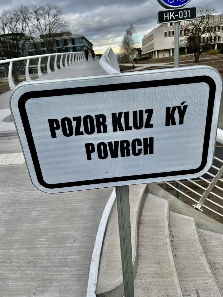 Nová lávka přes Labe v Hradci může klouzat, město na ni dalo varovné cedule
